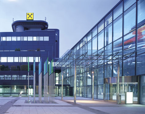 Gebäude der Raiffeisenlandesbank OÖ von außen