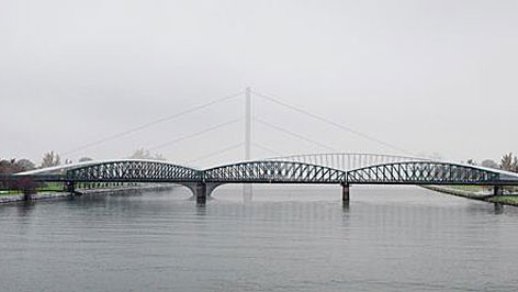 Neue Brücke neben Eisenbahnbrücke