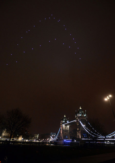 Star Trek Logo im Nachthimmel über London, von 30 Quadrocoptern gezeichnet