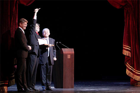 Der Intendant des Landestheaters Rainer Mennicken (Mitte) hält den von Landeshauptmann Josef Pühringer (rechts) überreichten symbolischen Schlüssel des Musiktheaters