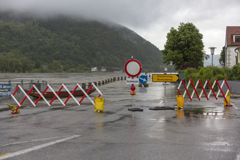 Hochwasser zerstört Straßen und Schienenwege