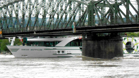 Donauschiff unter der Linzer Eisenbahnbrücke