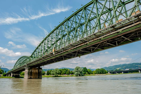 Eisenbahnbrücke über die Donau in Linz