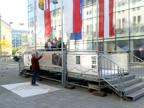 "Brückenschlag" ist eine zugängliche Installation am Linzer Martin-Luther-Platz zum Gedenken an den Fall des Eisernen Vorhangs vor 25 Jahren.
