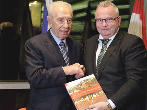 Friedenslichtbuch an Shimon Peres