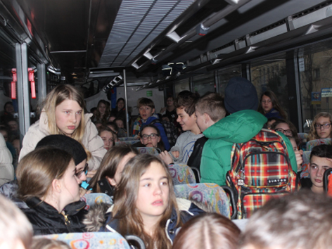 Überfüllter Schulbus Schüler