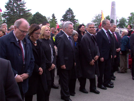 Regierungsvertreter bei der Gedenkfeier im KZ Mauthausen