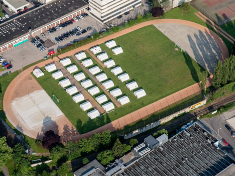 Luftaufnahme Zelte Sportplatz der Landespolizeidirektion Linz