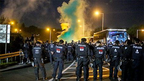 Fans und Polizei bei Hochrisikospiel in Schwanenstadt