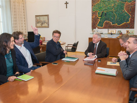 Von links: Maria Buchmayr, Gottfried Hirz und Landesparteichef Rudi Anschober (Grüne), LH Josef Pühringer, Thomas Stelzer und Wolfgang Hattmannsdorfer (ÖVP)