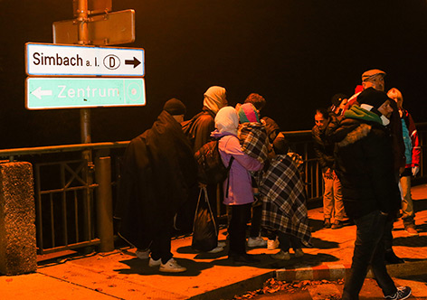 Flüchtlinge warten vor Deutscher Grenze