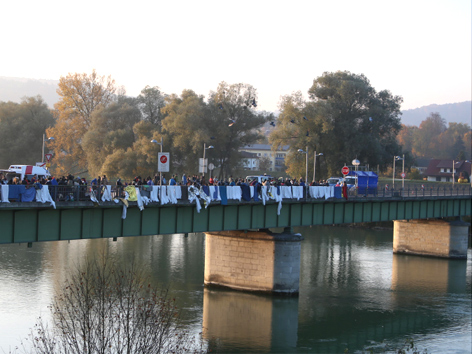 Flüchtlinge von Innbrücke gesprungen