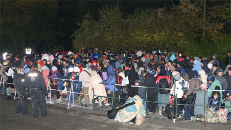 Flüchtlinge warten auf Ausreise nach Deutschland