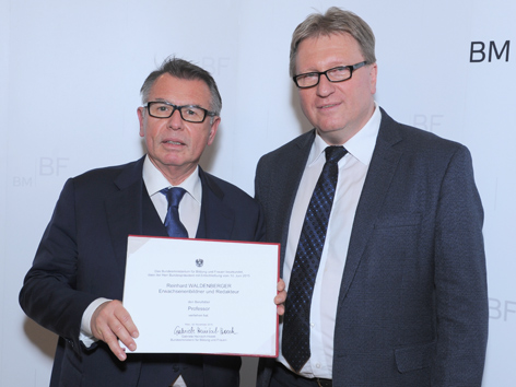Reinhard Waldenberger (re) bekam von BFBF-Sektionschef Kurt Nekula die Urkunde überreicht