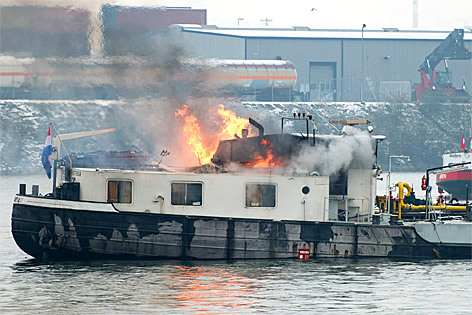 Brennendes Schiff auf der Donau