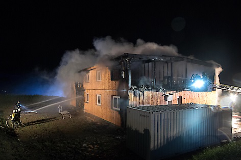 Feuerwehrleute bei der Brandbekämpfung des Flüchtlingsheims im oberösterreichischen Altenfelden