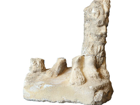 Ausgrabung einer Kalkbrennerei in Enns: Unterteil einer Hercules-Statuette aus Marmor