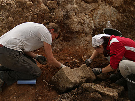 Ausgrabung einer Kalkbrennerei in Enns: Freilegung eines dem Hercules geweihten Altares