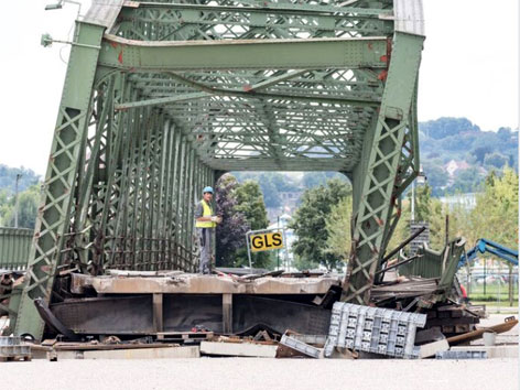Zwischenfall bei Abbau der Eisenbahnbrücke, Stützen eingebrochen