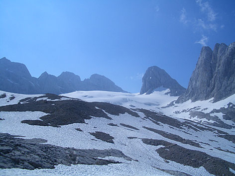 Sicht von der Ademekhütte Richtung Westgrat-Klettersteig, über Gosauer Gletscher