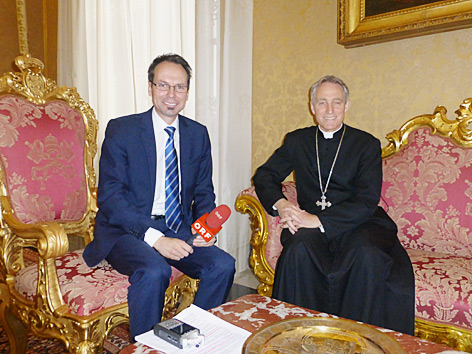 ORF-Moderator Günther Madlberger (li) und Erzbischof Georg Gänswein (re) im Apostolischen Palast im Vatikan