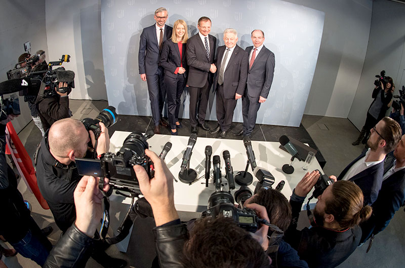 Die ÖVP-Mitglieder der oberösterreichischen Landesregierung werden von Fotografen bestürmt
