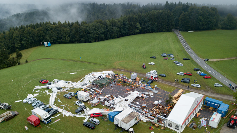 Zusammengestürztes Zelt Luftaufnahme
