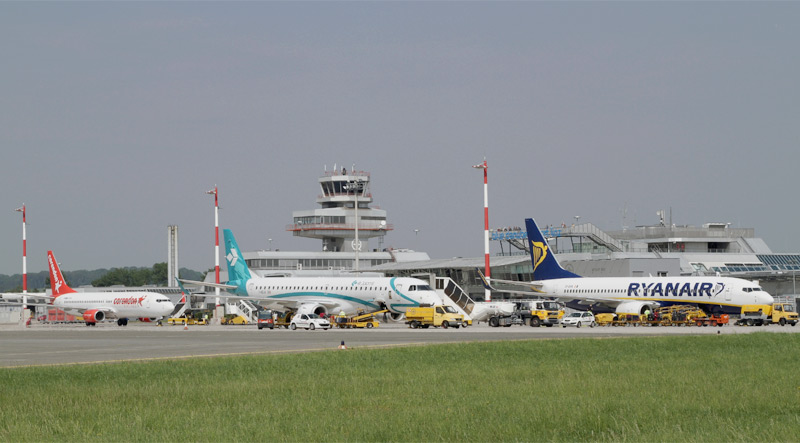 Flughafen Linz blue danube airport