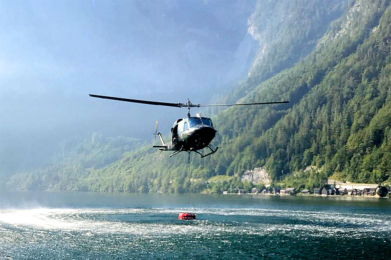 Hubschrauber holt Löschwasser aus dem Hallstättersee