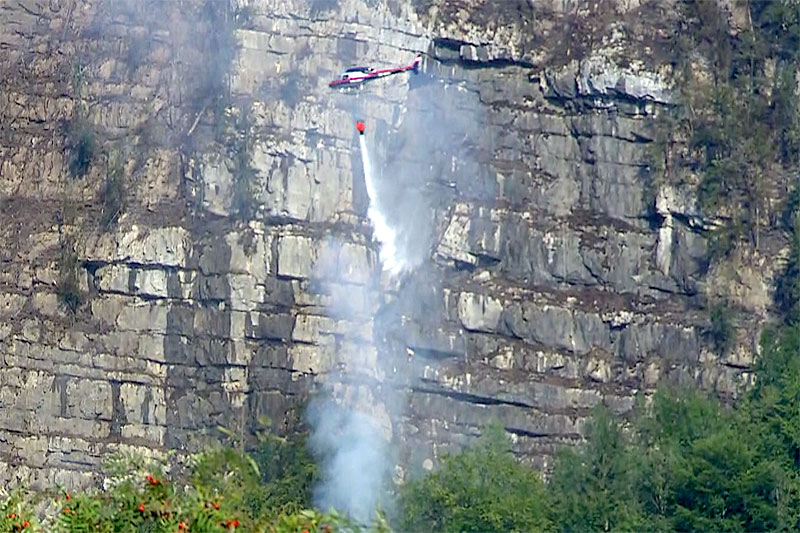 Hubschrauber löscht Brand über Hallstatt