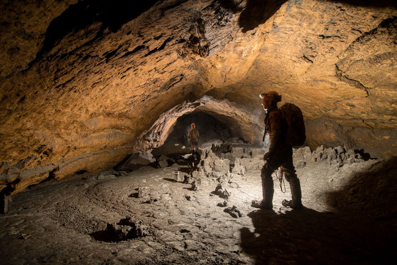 Höhlenforscher in Durchstieg in der Hiraltzhöhle