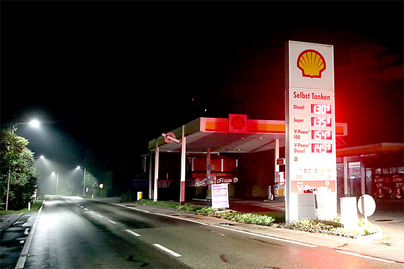 Tankstelle in der Nacht